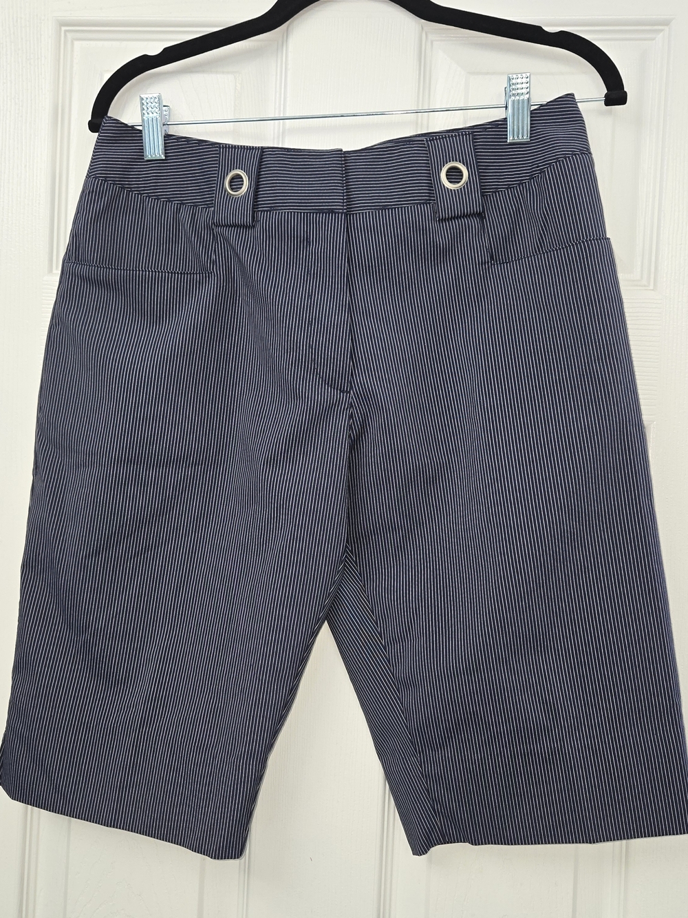 MAGGIE LANE Navy White Pinstripe Bermuda Golf Shorts Size 6 Grommet Belt Loops